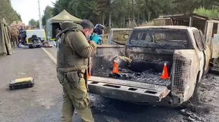 Personal de la Científica realiza peritajes sobre la camioneta blindada donde hallaron asesinados y calcinados a tres carabineros en BioBío.