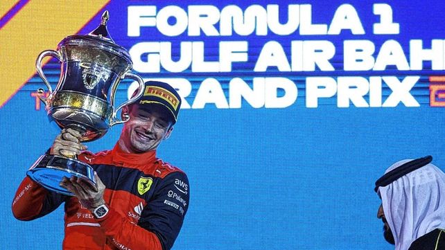 Leclerc celebra la obtención de la primera carrera de la temporada de la F1.