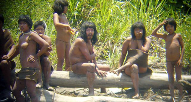 Una tribu ind&iacute;gena que sale de su aislamiento causa revuelo en Per&uacute;