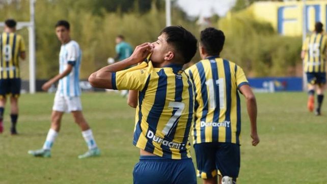 El juvenil Cantizano besa la camiseta tras el notable gol. (Foto: CARC)