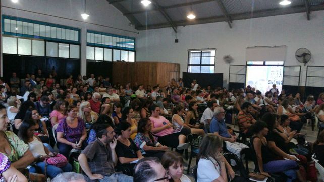Los docentes rosarinos participaron masivamente de la asamblea.