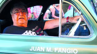 La comuna de Plaza Clucellas, a través de una ordenanza, le impuso el nombre del legendario piloto a la avenida de acceso a la localidad.
