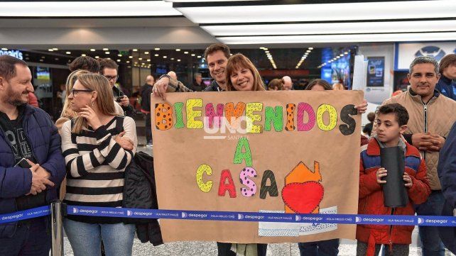Abrazos y emoción. La llegada de los alumnos al país desde Israel. Crédito: Télam