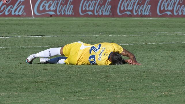 Tras la lesión, Candia quedó tendido en el piso, pero pudo continuar. En el entretiempo lo dejaron en el vestuario.