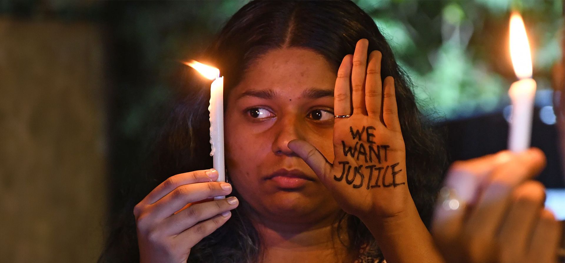 Una mujer se une a una protesta para exigir justicia para una doctora en prácticas que fue violada y asesinada mientras estaba de servicio en la facultad de medicina RG Kar de Calcuta. Miles de personas marcharon por las calles de Calcuta exigiendo justicia para la víctima, Mumbai, India. Fotografía: Ashish Vaishnav/Sopa Images/Rex/Shutterstock Una mujer se une a una protesta para exigir justicia para una doctora en prácticas que fue violada y asesinada mientras estaba de servicio en la facultad de medicina RG Kar de Calcuta. Miles de personas marcharon por las calles de Calcuta exigiendo justicia para la víctima, Mumbai, India. Fotografía: Ashish Vaishnav/Sopa Images/Rex/Shutterstock
