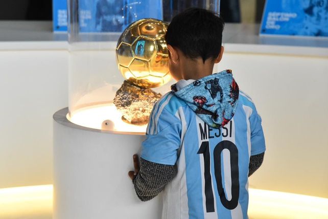 El universo Messi llega a Santa Fe con una muestra única de fotos históricas y objetos personales del campeón del mundo