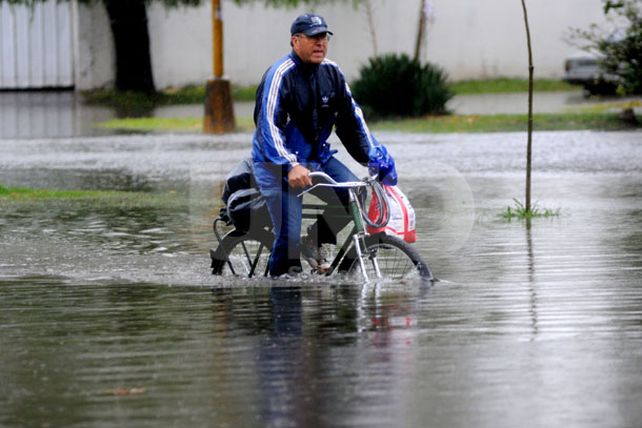 Las postales de una jornada donde la lluvia no dio tregua y el agua entró a los hogares