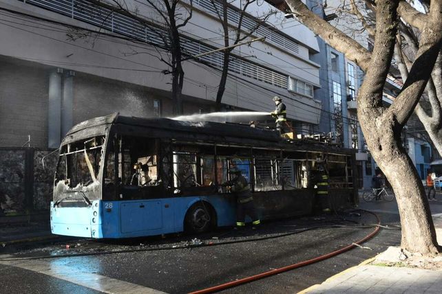 El fuego se apoderó de la totalidad de la unidad.