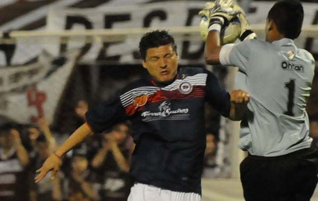 Esfuerzo. Héctor Alvarez convirtió el único tanto charrúa en la visita a Morón. Córdoba se quedó sin nada sobre el final del encuentro. (Foto: Néstor Juncos)