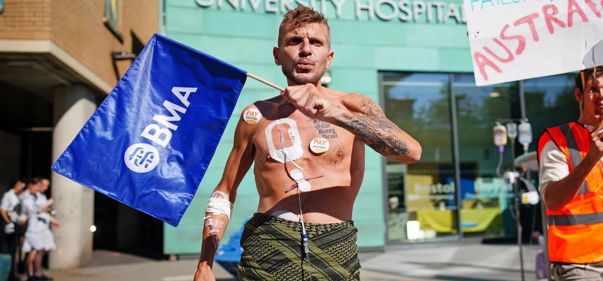 Bristol, Reino Unido. Un paciente del Bristol Royal Infirmary se une a los médicos jóvenes en huelga en la línea de piquete. Fotografía: Ben Birchall/PA Bristol, Reino Unido. Un paciente del Bristol Royal Infirmary se une a los médicos jóvenes en huelga en la línea de piquete. Fotografía: Ben Birchall/PA