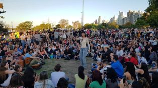 Zoe Gotusso rodeada de público en el Parque de las Colectividades.