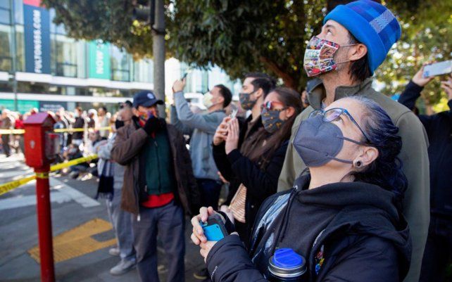 La operación, que requirió de numerosos operarios, grúas y otra maquinaria fue seguida por curiosos y transeúntes, que no daban crédito al toparse con una casa en movimiento.