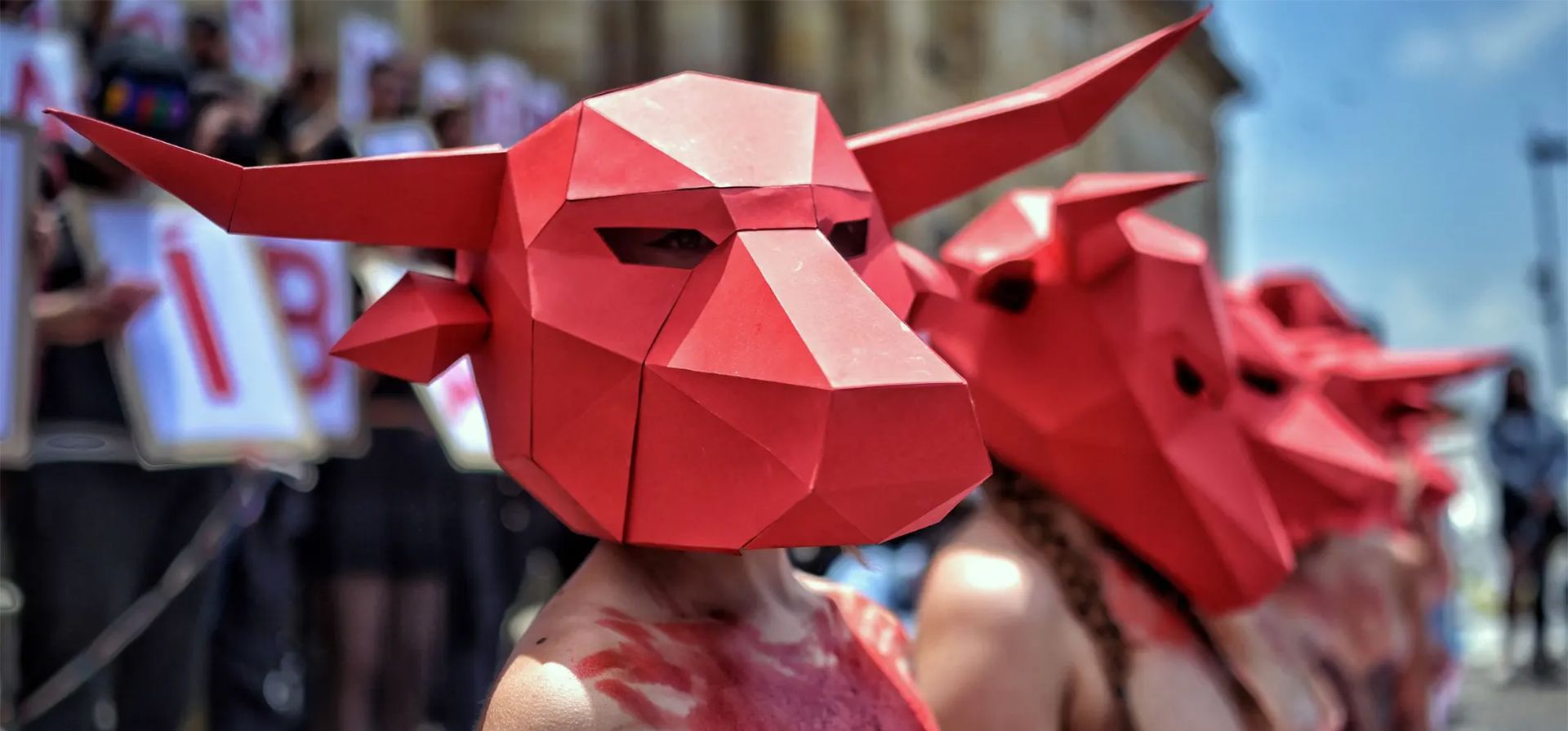 Activistas usan máscaras de toro durante una protesta en Bogotá, Colombia.