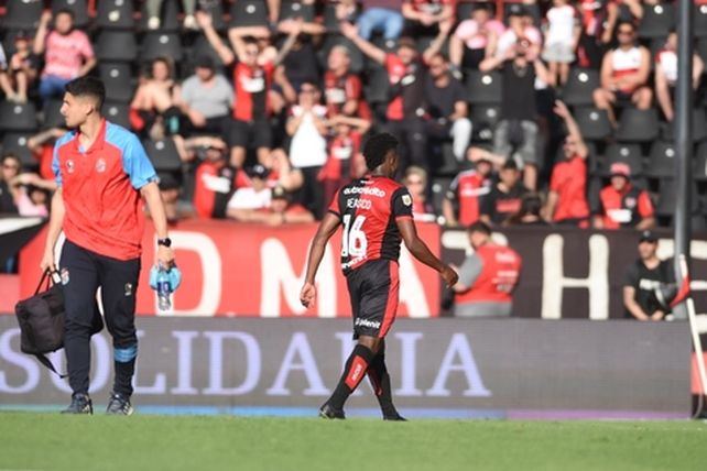 A las duchas. Reasco vio la segunda amarilla y la roja en el primer tiempo.