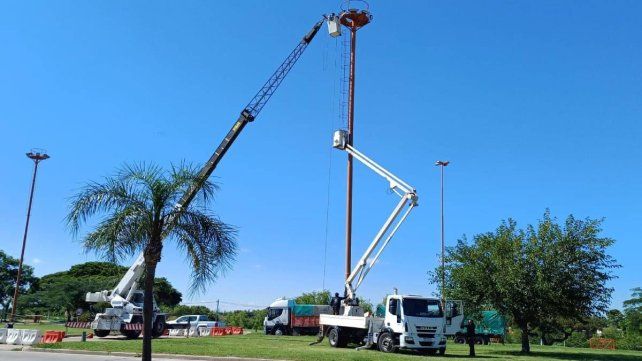 La Municipalidad comenzó a reponer luminarias en la ruta 168 en el ingreso a Santa Fe