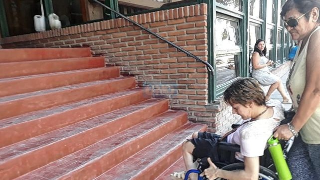 Carla Zapletal recorre Paraná &nbsp;y muestra la falta de rampas. Escalinata de acceso a la Secretaría de Salud.&nbsp; 