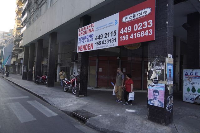 En el sector de calle San Lorenzo entre Corrientes y San Martín, en el corazón de la city rosarina, hay entre tres y cinco locales comerciales vacíos por cuadra