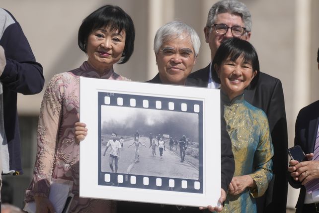Medio siglo después. Nick Ut muestra en 2022 la foto junto a Kim Phuc, 