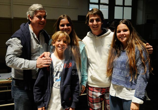 Los David. Carlos fue a votar junto a sus hijos Pilar