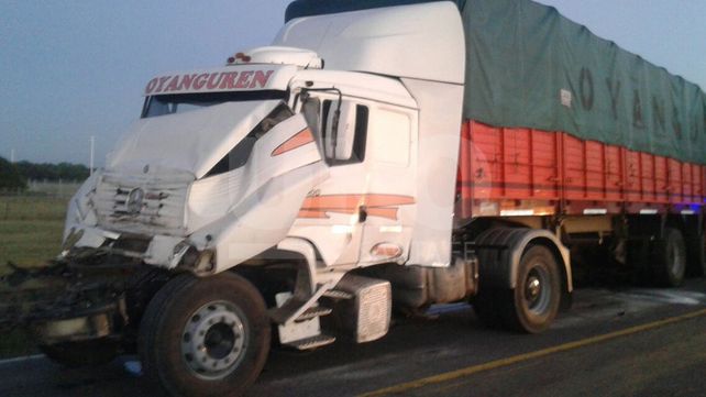 Rescataron a un chofer y su acompañante en un cuádruple choque de camiones