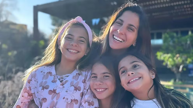 Cinthia Fernández junto a sus hijas Francesca, Charis y Bella, de su matrimonio junto a Matías Defederico.