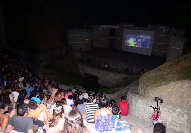 Gran concurrencia a la primera noche de Cine bajo las entrellas