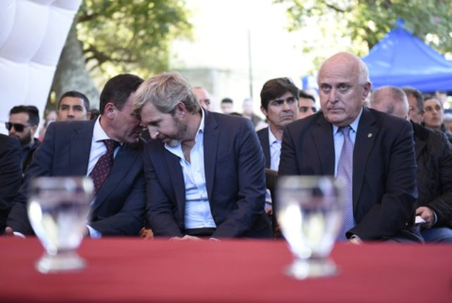en espera. Luego de varios contactos con Frigerio y otros funcionarios nacionales
