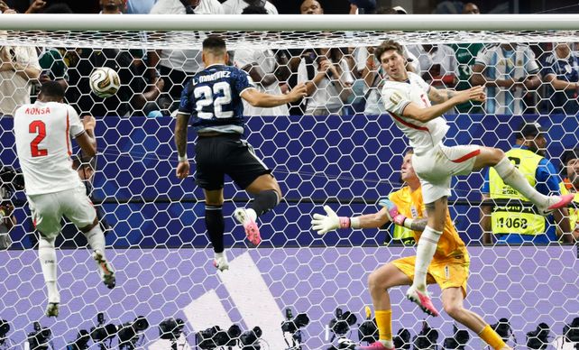 Lautaro Martínez convierte de cabeza tras el centro de derecha que metió Leo Messi. Fue el gol del triunfo para Argentina.