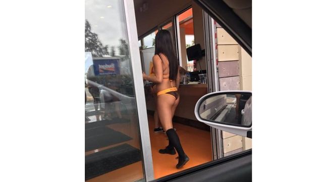 Genera polémica un bar donde las mozas atienden en bikini