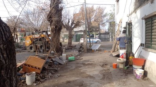 Insólito en barrio Bella Vista: habían construido hasta un baño sobre la vereda