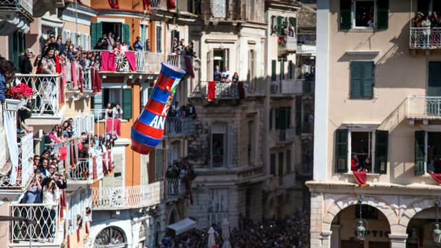 Ollas de barro, lanzadas desde los balcones en la Pascua griega