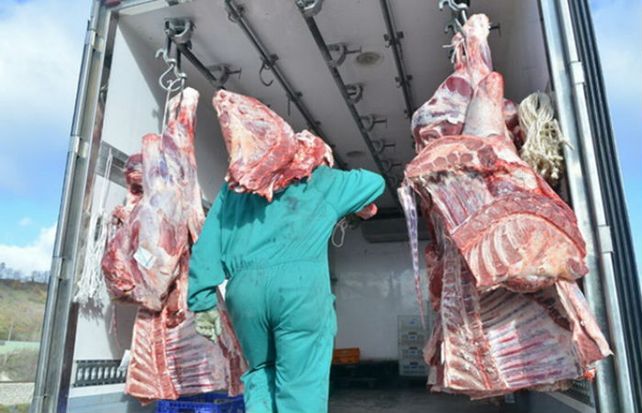 El camionero cargó 18 toneladas de carne en su furgón y se alzó con rumbo desconocido.