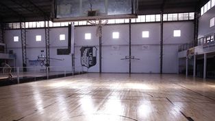 En estos d&iacute;as pasar&aacute;n la cuarta mano de laca y el piso quedar&aacute; listo para la pr&aacute;ctica de los deportes en el gimnasio cerrado.&nbsp;