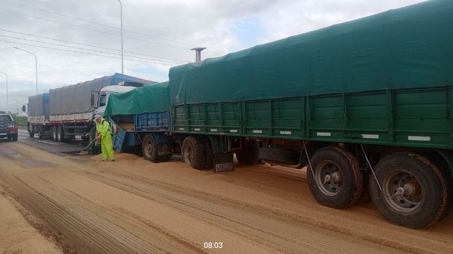 Chocaron cuatro camiones y dos camionetas en en el kilómetro 149,5 dela autopista Rosario-Santa Fe, altura de Santo Tomé