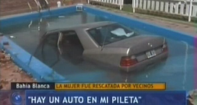 Perdi&oacute; el control de su Mercedes Benz, cay&oacute; en una piscina y casi se ahoga