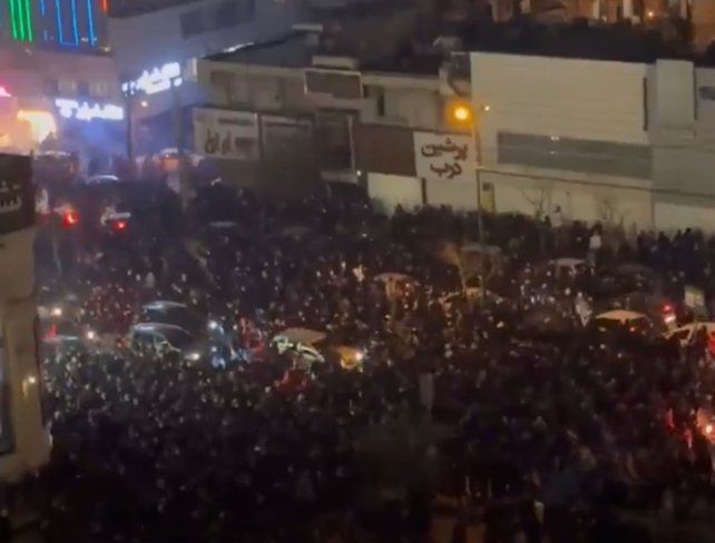 En medio de la escalada de protestas, Irán cortó el acceso a internet