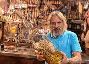 Caña con Ruda: hace 55 años una familia comenzó a brindar y hoy mantiene una de las tradiciones más emblemáticas de Santa Fe