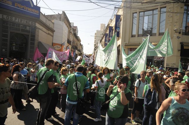 Multitudinaria marcha de trabajadores en el microcentro santafesino