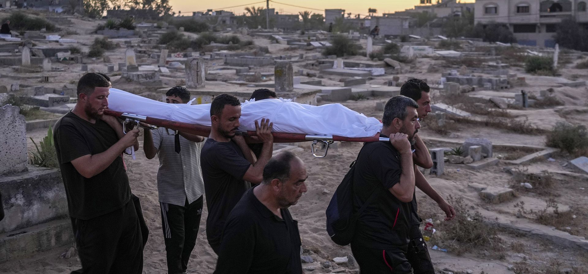 Palestinos llevan a un muerto para ser sepultado en el cementerio en Deir al-Balah, Franja de Gaza, el 9 de agosto del 2024. (Foto AP/Abdel Kareem Hana) Palestinos llevan a un muerto para ser sepultado en el cementerio en Deir al-Balah, Franja de Gaza, el 9 de agosto del 2024. (Foto AP/Abdel Kareem Hana)