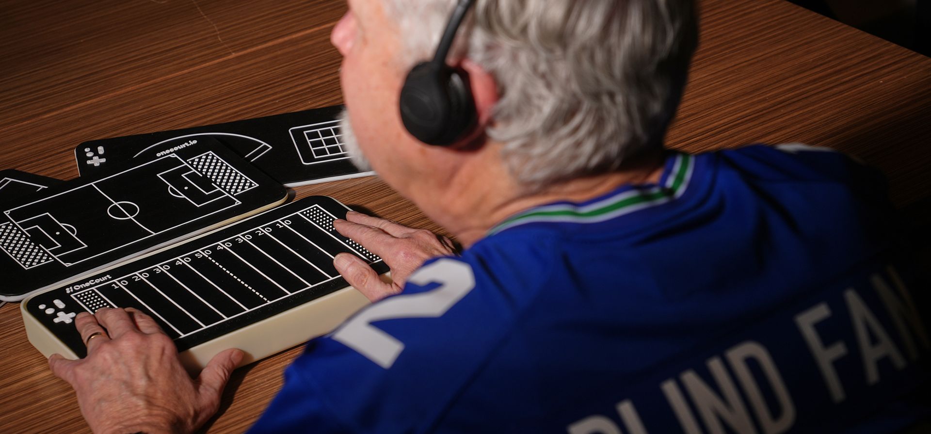 Clark Roberts, aficionado ciego de los Seattle Seahawks, usa una tableta OneCourt, un dispositivo táctil que traduce el juego en vibraciones rastreables junto con audio en tiempo real, en el Centro de Innovación de T-Mobile el martes 27 de enero de 2026 en Bellevue, Washington. (Foto AP/Lindsey Wasson) Clark Roberts, aficionado ciego de los Seattle Seahawks, usa una tableta OneCourt, un dispositivo táctil que traduce el juego en vibraciones rastreables junto con audio en tiempo real, en el Centro de Innovación de T-Mobile el martes 27 de enero de 2026 en Bellevue, Washington. (Foto AP/Lindsey Wasson)
