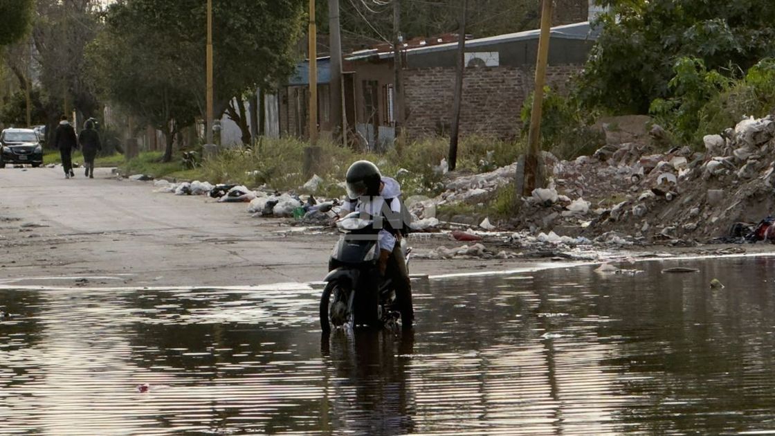 Basural y calles intransitables. Vecinos de barrio Los Hornos reclaman por acumulación de basura y anegamiento en Gorostiaga al 3500.