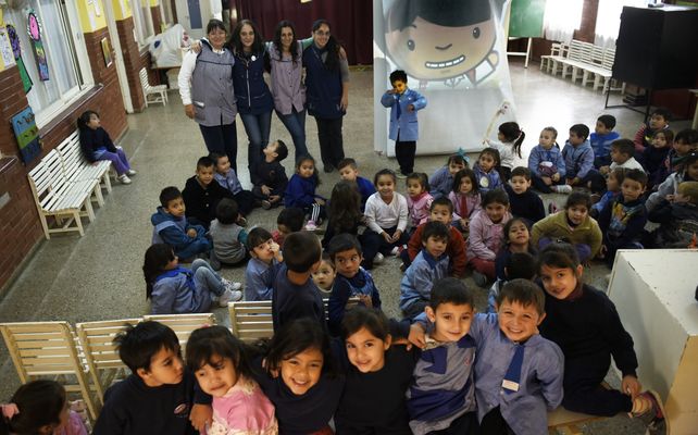 En el taller de dramatizaciones los chicos juegan a ser héroes como San Martín y Juana Azurduy.
