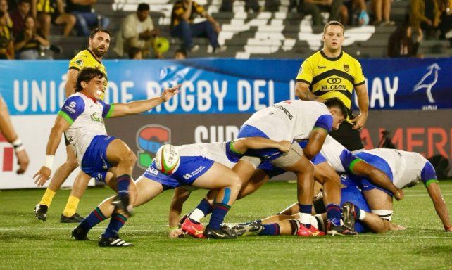 El medio scrum santafesino Juan Cruz Strada fue el autor de un try ante los uruguayos.