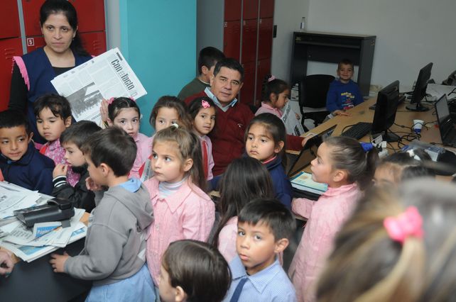 ConTacto. El suplemento en tinta y Braille de UNO sorprendió a los chicos.