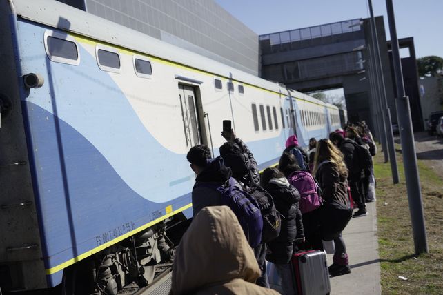 Tren Rosario-Cañada de Gómez. Tiene una sola locomotora y cuando la pasan al servicio de larga distancia se suspende el servicio de cercanía denunció Mariano Antenore