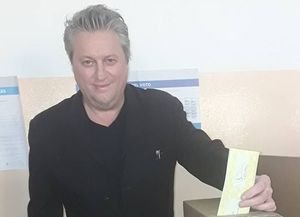 Un precandidato a concejal santafesino sortea dinero entre quienes lo voten
