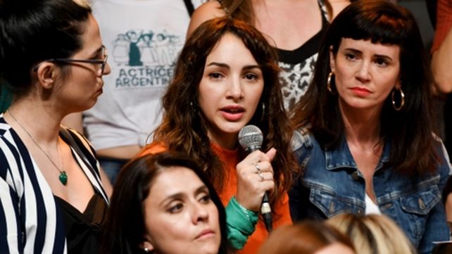 Denuncia. Thelma Fardin durante la conferencia de prensa de ayer. A un lado