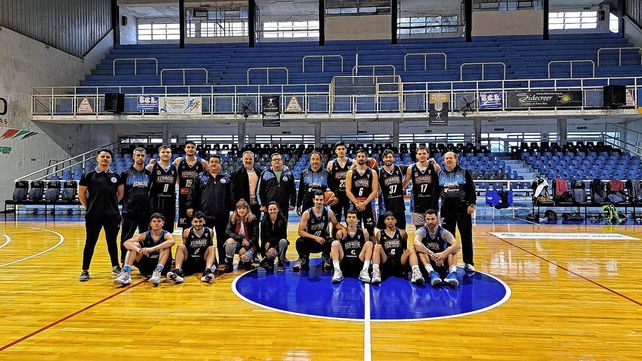 El plantel y cuerpo técnico de Echagüe en el estadio Luis Butta.&nbsp;