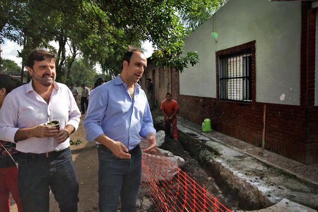 Recorrida. Charló con los vecinos y se comprometió a llegar con más obras para el barrio.