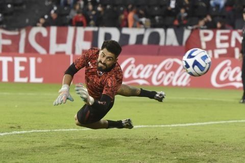 Lucas Hoyos sufrió una lesión muscular y permanecerá afuera del equipo de Newells durante varias semanas.